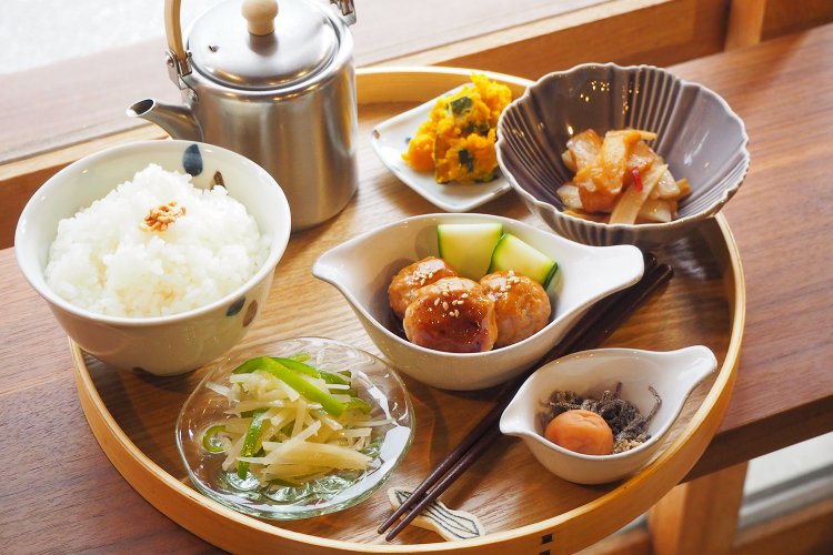 雨音ごはん1500円。器もひとつひとつ色や形が違ってかわいい。