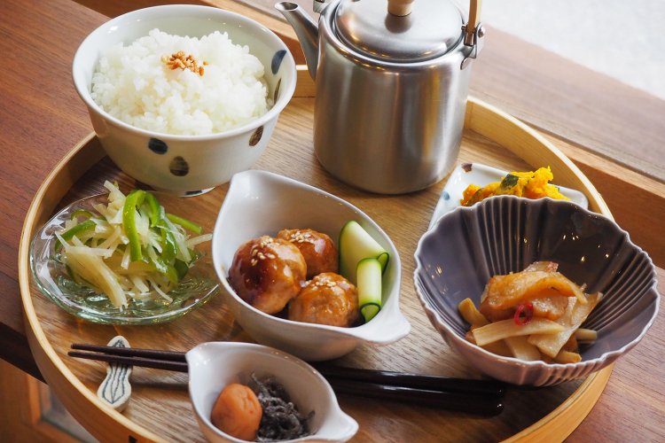 雨音ごはん1500円。器もひとつひとつ色や形が違ってかわいい。