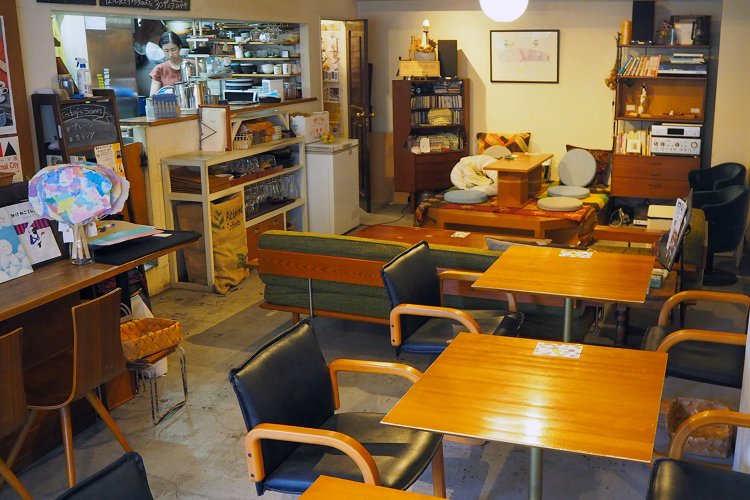 窓際にカウンター席、奥にソファ席がある。