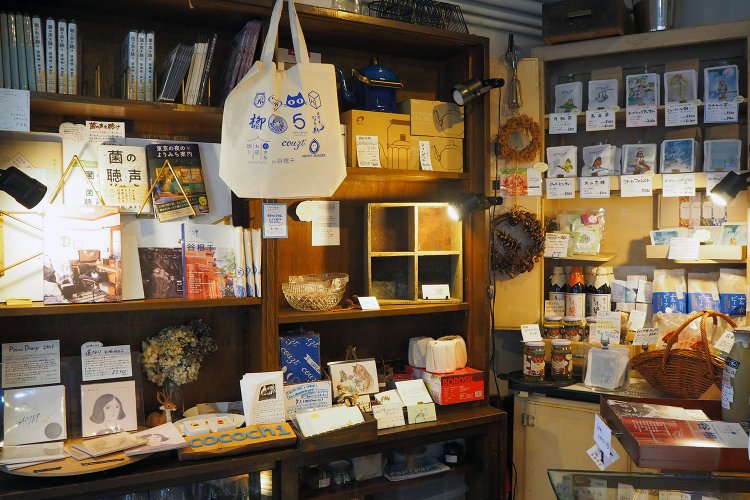 雑貨や焼き菓子を販売するショップコーナーも。