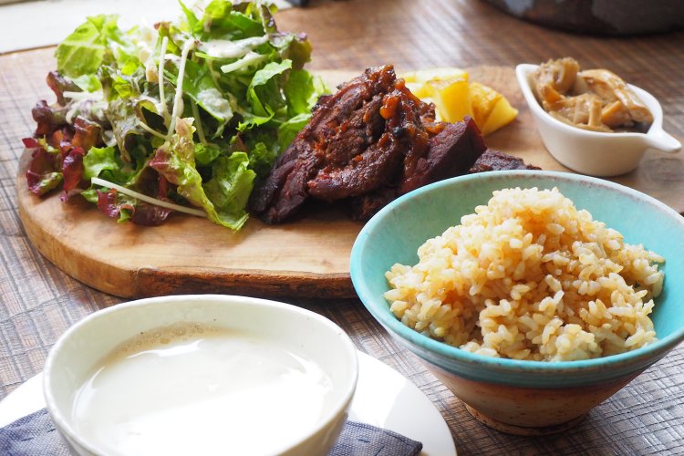 COUZTプレート1100円。この日は豚スペアリブのホロホロBBQがメインだった。