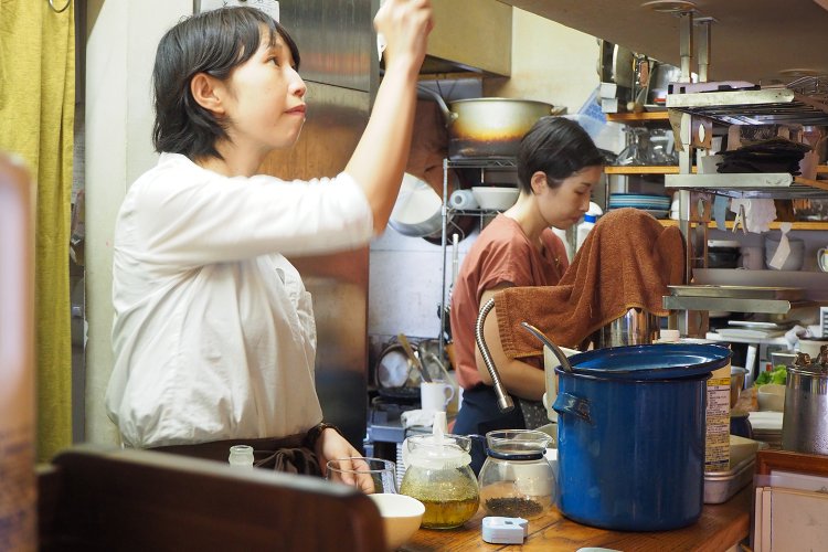 キッチンに立つ椿さんと宮田さん。