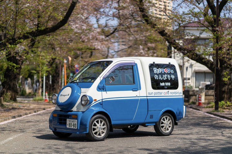 高校生のときから「いつか『のんびりや』っていう喫茶店をやりたい」とよく言っていたそうで、しっかりその店名を採用！　写真は仕入用の車。