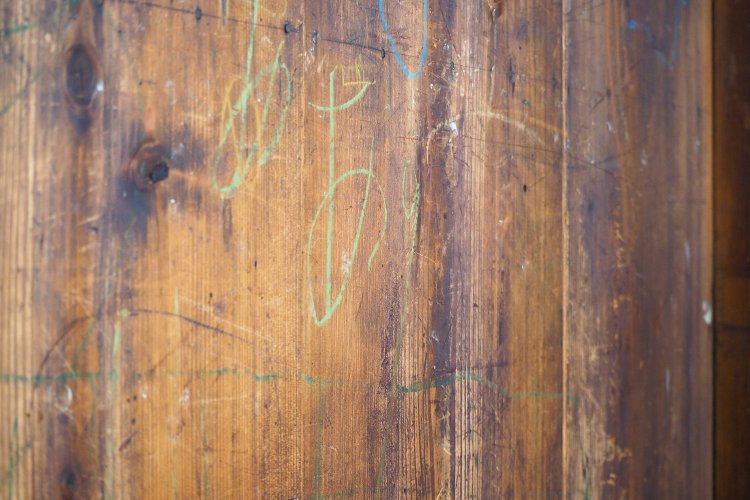 壁板には昔の落書きも残っている。