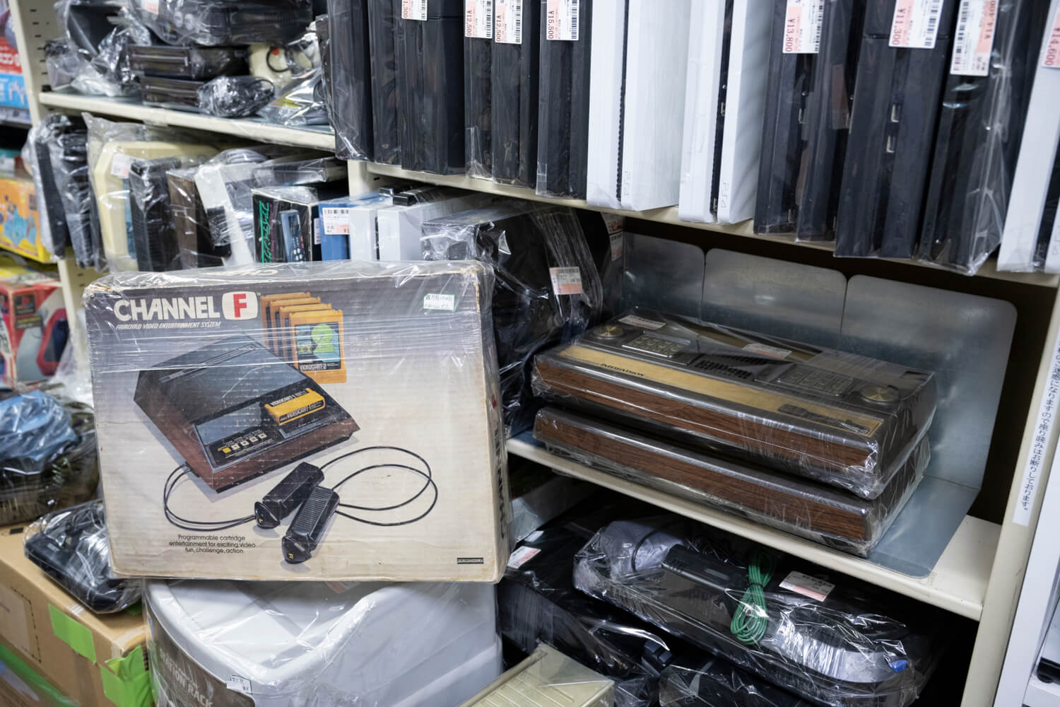 70年代のゲーム機など、激レア商品が当然のように陳列されていた。