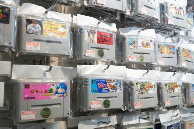 金のシールは進行保存用電池が交換されている印だそう。