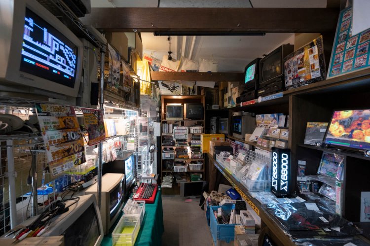 レトロPC関係のコーナー。当時のキッズには圧巻の眺めだ。