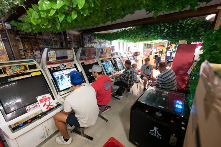 5Fのレトロゲーセンフロア。ゲームに熱くなった後は、ブタメンにお湯を入れてひと息、なんていいのでは？