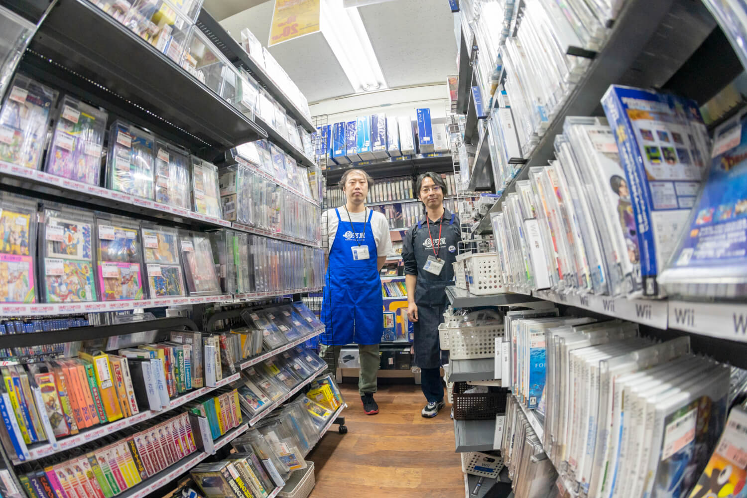 店長の吉澤さん（左）、深く広い知識を持つ白旗さん（右）ら、ゲーム愛にあふれたスタッフが揃っている。
