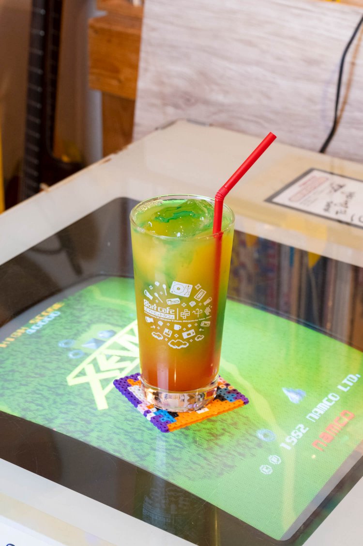 オリジナルカクテルがたくさんあるのも特徴。これは「ぷよぷよ」700円。