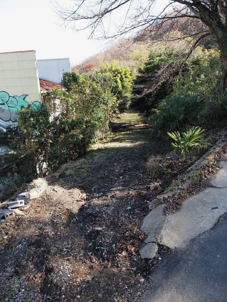 矢倉沢往還の正規ルートはこの道だが、左側がラブホテル街になるので、手前に通れないような注意書きがある。