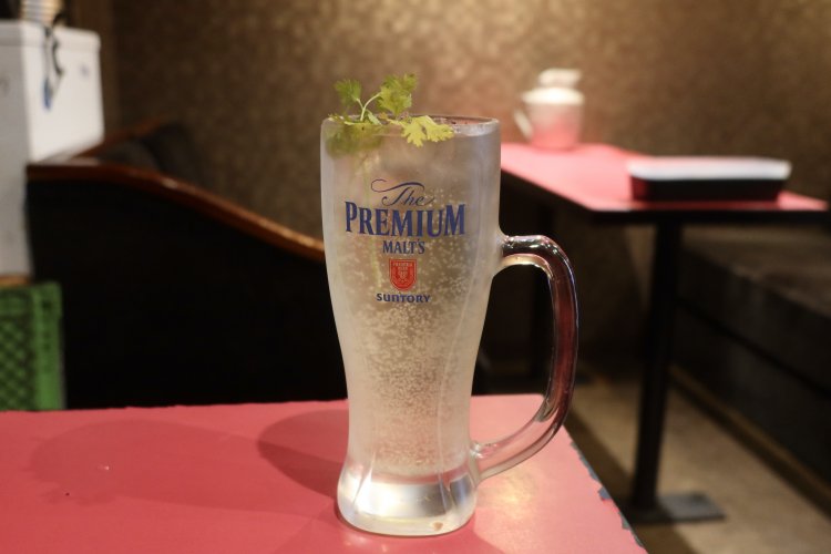 生パクチーがのった、パクチーレモンサワー 530円。