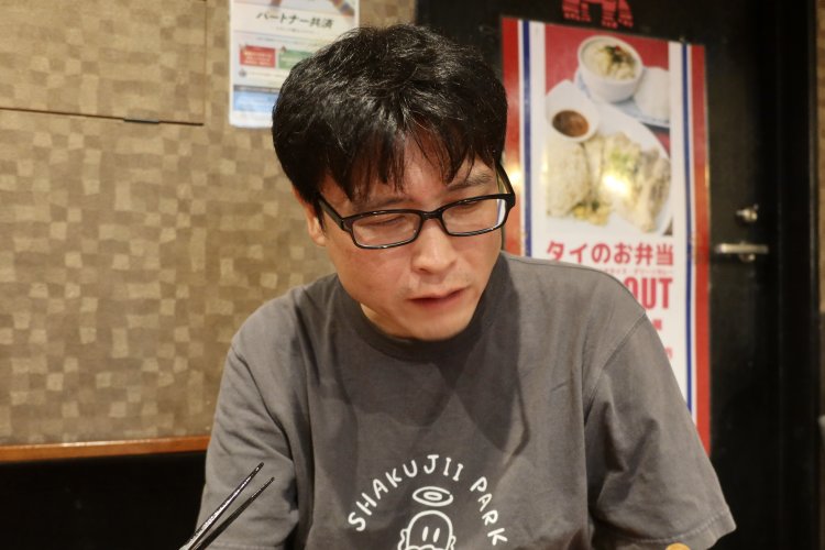 おいしい！　おいしい！　とうれしそうに頬張る。