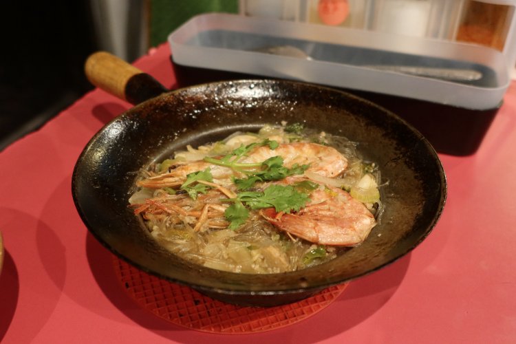 クンオップウンセン（頭付エビの春雨蒸し）990円。