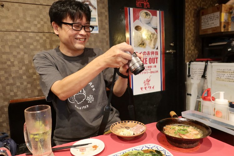 満面の笑みで撮影するパリッコさん。