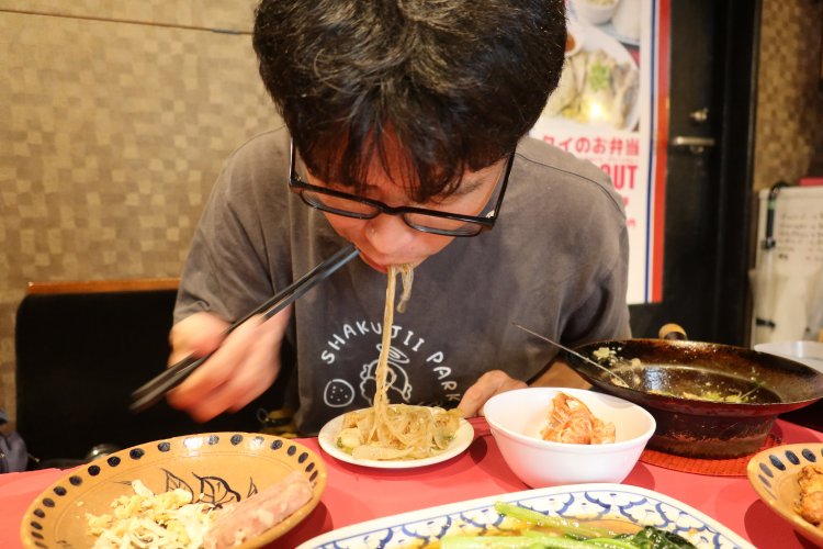 「あー、うまっ！　下の春雨が超うまい！　たまんないなこれ」