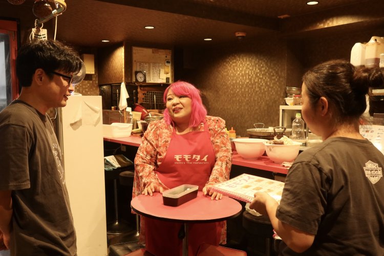 帰りがけ、店長・桃子さん（右）と広報・大門さん（中央）と雑談。