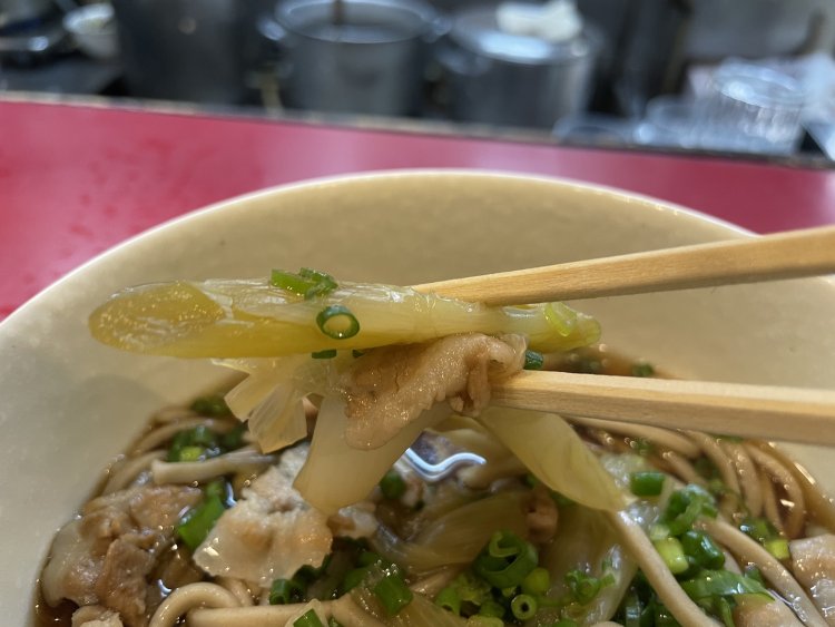 肉ねぎそば（500円・トップ画像）のネギはトロトロに煮られている。