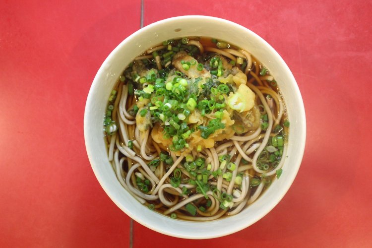 ホッとするおいしさの天ぷらそば450円。さっくり揚がったかき揚げも秀逸。