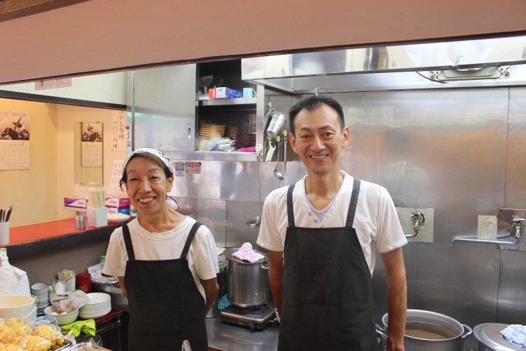 倉田ふじ子さんと息子の貞男さん。2人で店をまわしている。