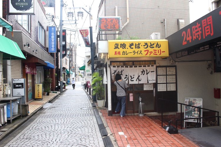 店の横にあったゲームセンターは、今ではフィットネスクラブ。