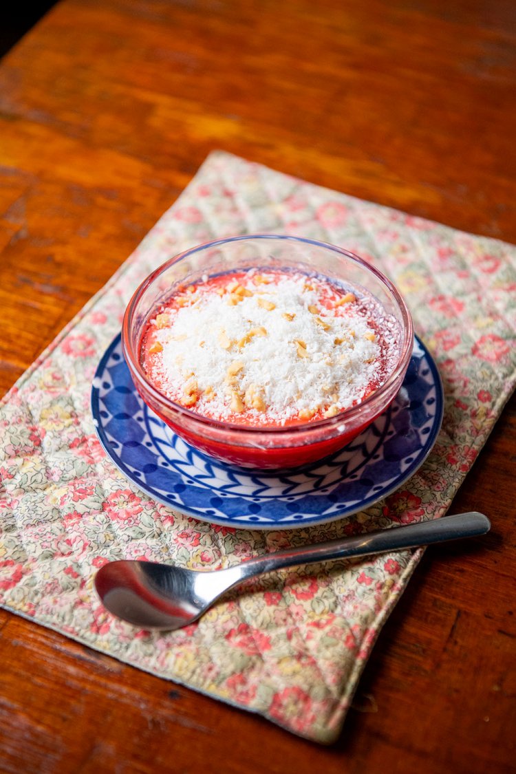 イスラエルスイーツ・マラビ400円はミルクプリンにザクロソースやココナツなどを乗せる。