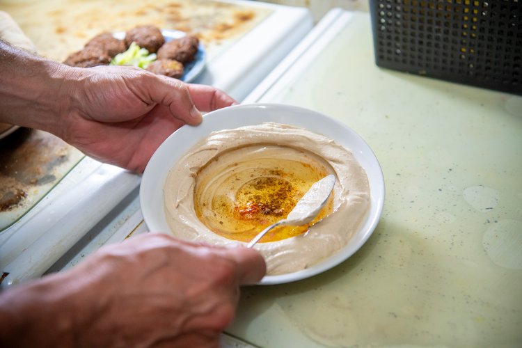 丁寧にフムスを仕上げていく。