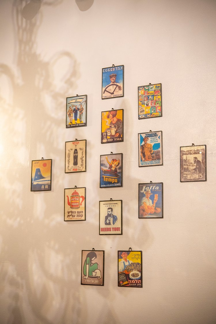 現地の広告を使ったアート。