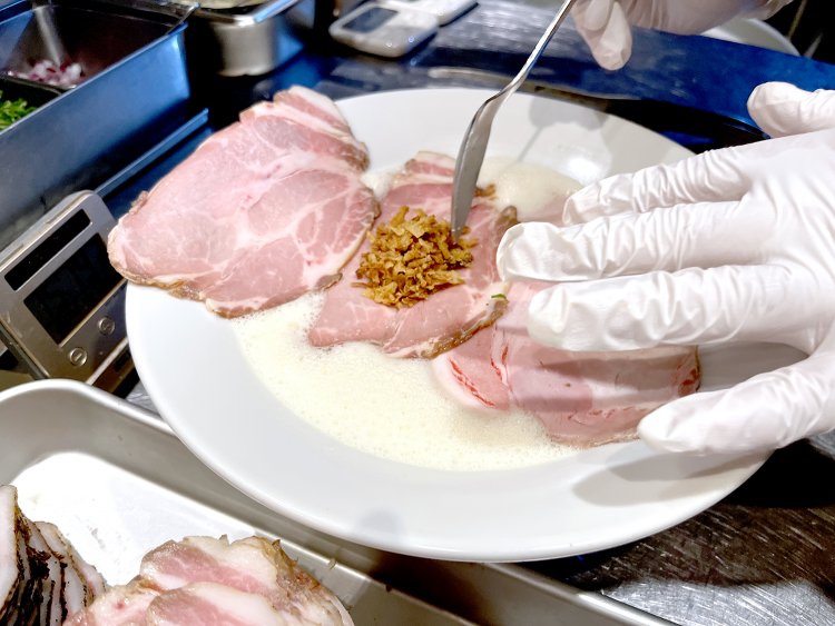 肩ロースのチャーシューは塩と醤油の味付け違いで2種。その上にちょっぴりジャンクな香ばし風味のフライドオニオン。