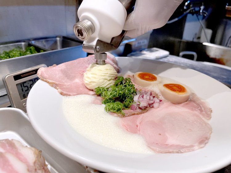 味玉とネギ、最後にとうもろこしのエスプーマを乗せて完成だ。