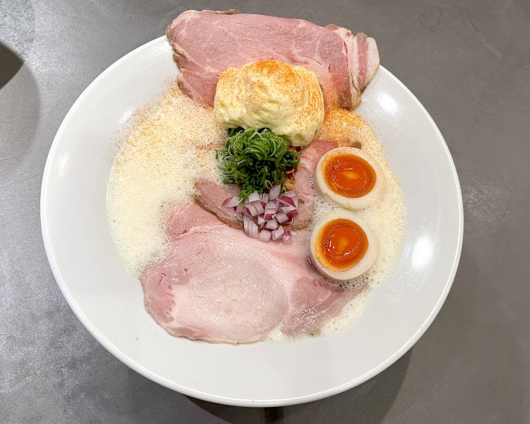 スープとエスプーマのW泡スープに浮かんだ特上鶏白湯らぁ麺1650円。