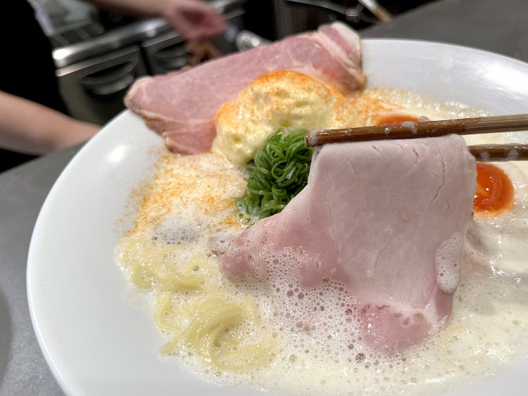 肩ロースのチャーシューは、しっかり醤油や塩が利いている。