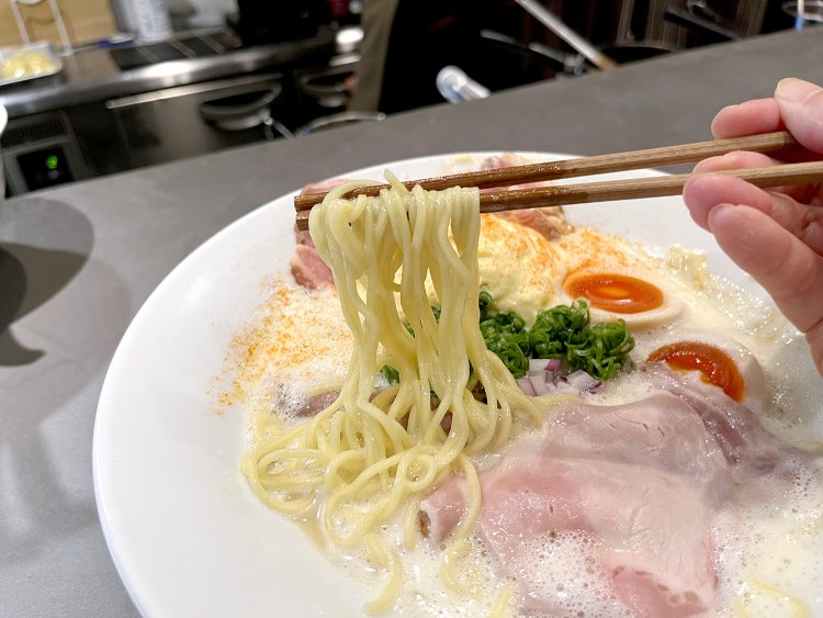 歯切れのいい細麺は、濃厚なスープを絡めとりながら口の中へ入ってくる。