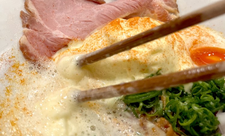 とうもろこし（季節により変わる）のエスプーマを少しずつ溶かし入れて味の変化を楽しもう。