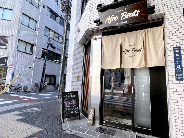 路地の角にあるからわかりやすい。昼・夜、各20食限定の坦々麺が気になるが、この日は売り切れだった。