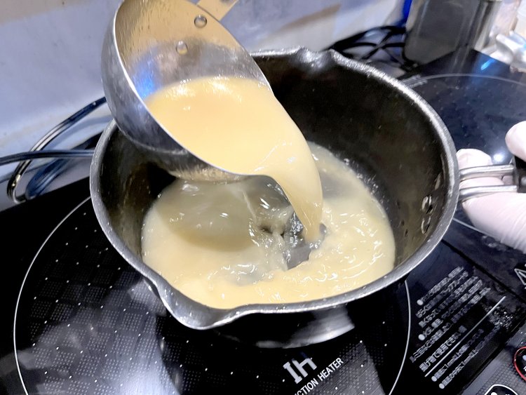 クリーム色のスープが、さも濃厚そうだ。