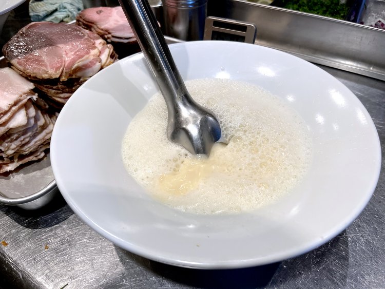 スープを泡立てることにより、口当たりがなめらかになって香りも立つのだそう。