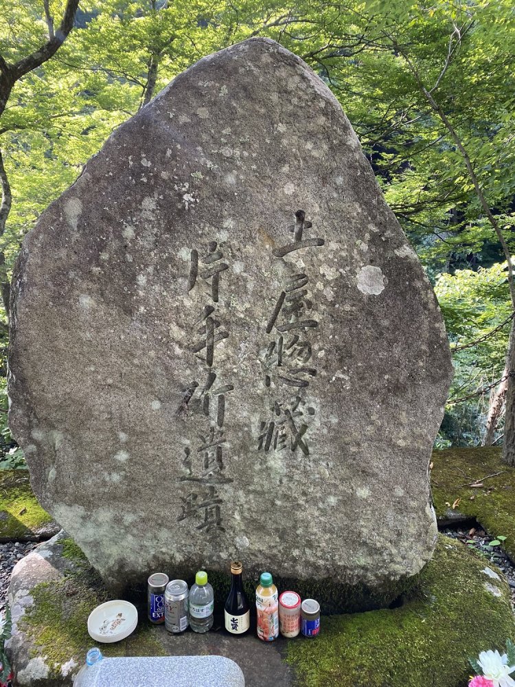 因みに昌恒殿が『片手千人斬り』を為した場所には碑が立っており、当時の姿を覗くことができる