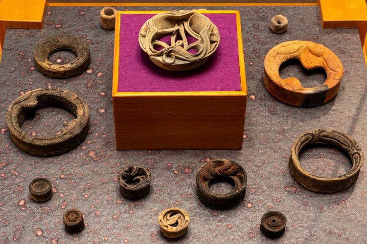 茅野遺跡で出土した土製耳飾りの一部。大きさや文様・意匠の多彩さにも驚かされる。