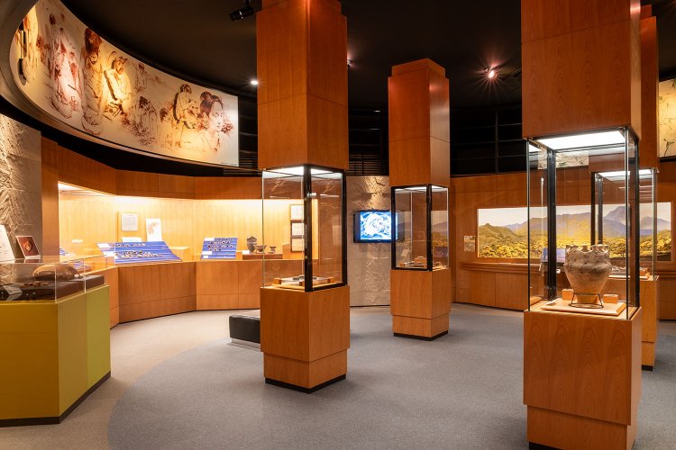 整然とした展示室内。写真は「縄文」コーナーの様子。