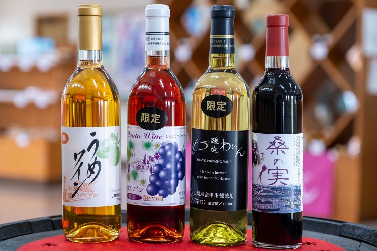 地元特産の巨峰を原料に赤ワインの手法で醸造した数量限定の巨峰ワイン（左から2番目／720㎖ 2200円）ほか、現在個性派揃いの全8種を製造・販売。