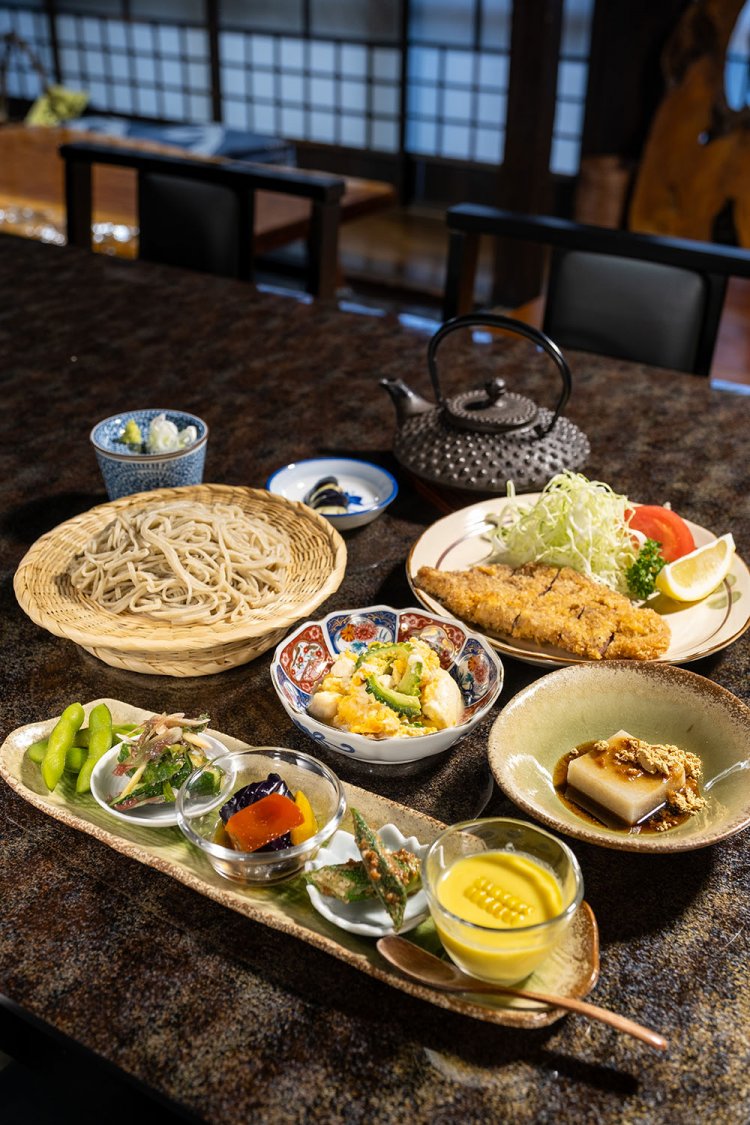 地産地消を心がけ、彩り豊かなこの日の夕食。打ちたてのそばは最後に提供される。