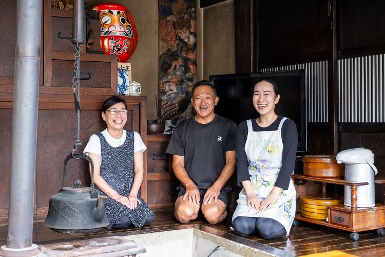 左から塩澤真由美さん、敏則さん、利恵さん。笑顔の接客がうれしい。