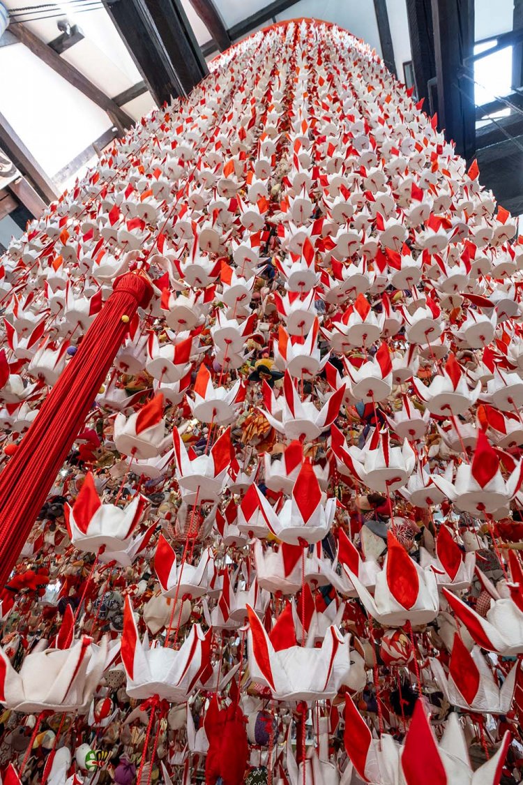 和小物を扱う『地球屋』店内にあるギネス世界記録1万3556個を誇る世界一のつるし飾り。