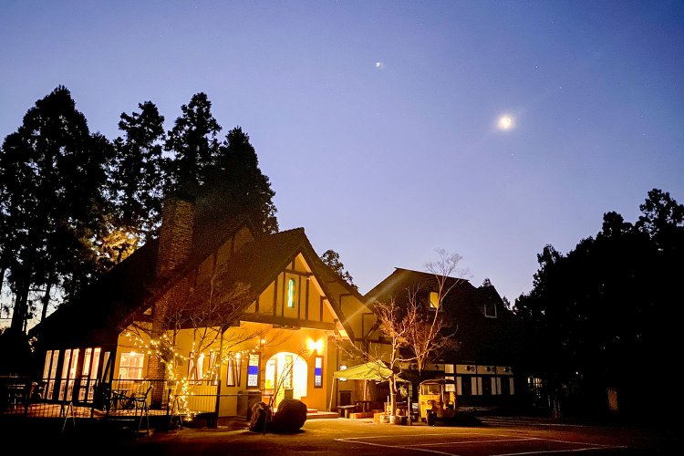 無添加・天然酵母にこだわった「パン工房」。夜明け前からモーニング用のパンが焼かれていく（写真提供＝同店）。