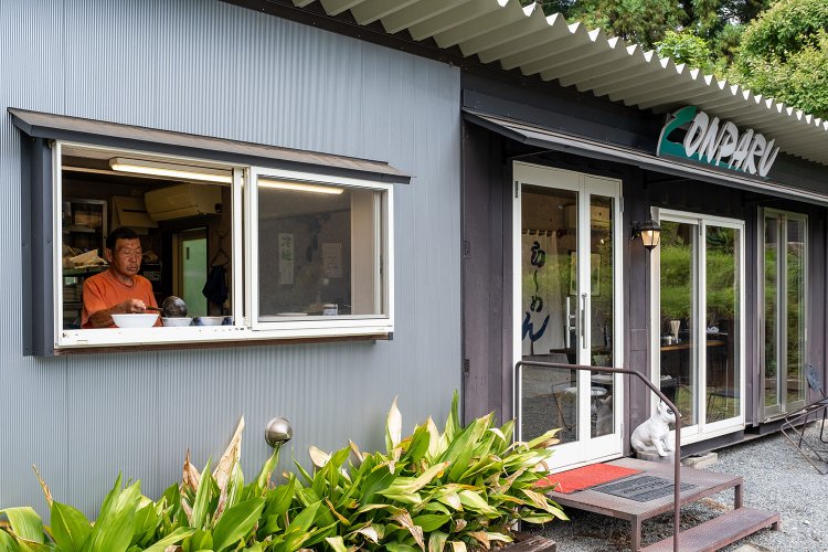 外から調理場が丸見えなのは、「隠れてインチキはしない」という竹内さんの信条による。