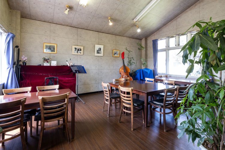 講演会や落語会、ジャズセッションも開かれる喫茶スペース。