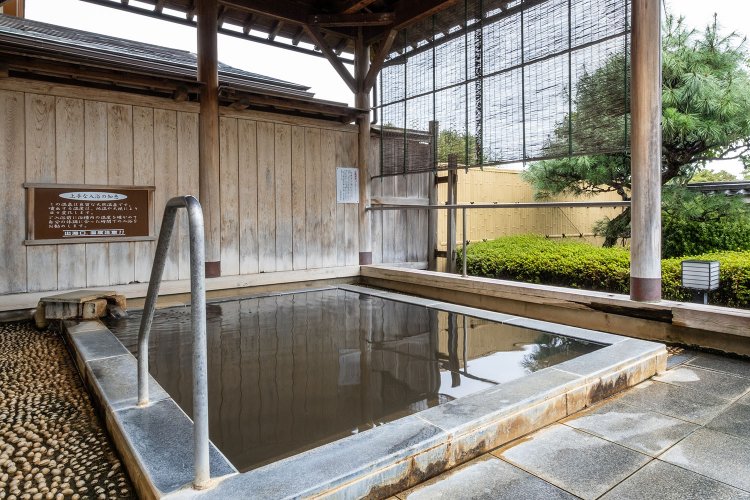 「うぐいすの湯」の露天風呂。浴槽脇には足裏健康コーナーを設置。