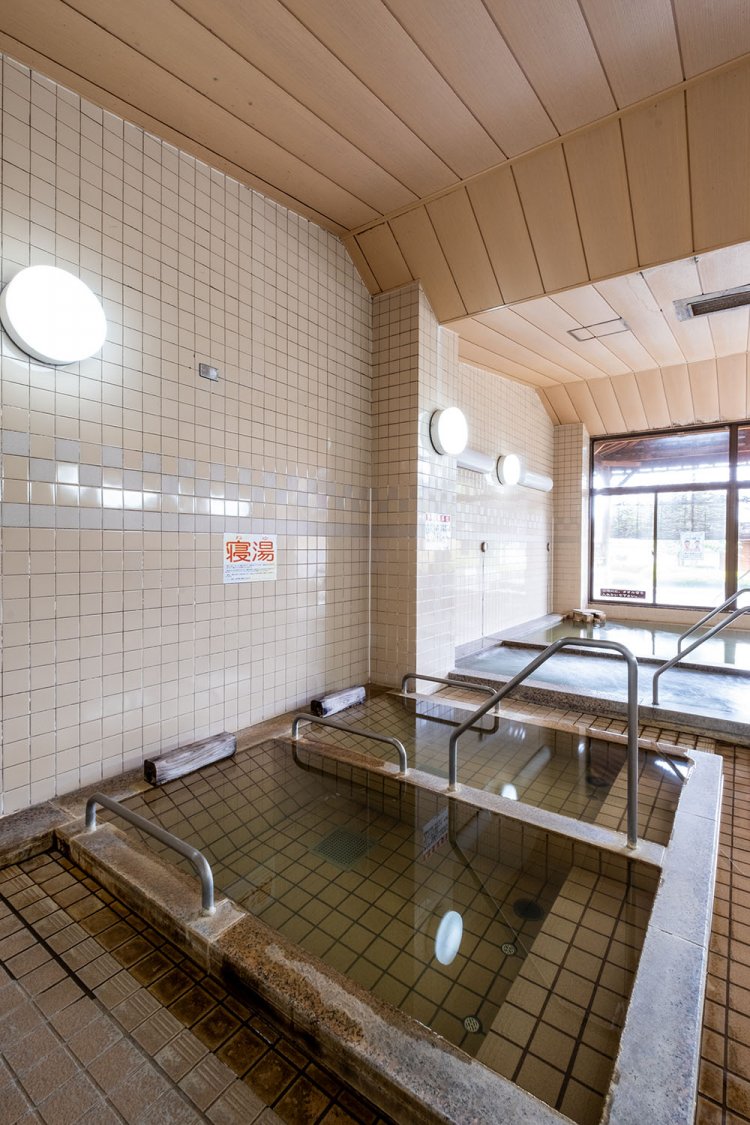 「やまゆりの湯」の内風呂。こちら側にだけジェットバスのほか、寝湯（手前）もある。