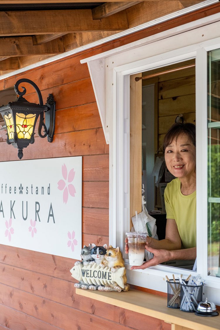 アイスカフェ・オ・レ300円を手にした渡辺さん。